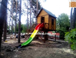 Детский домик с горкой и лестницой на срезе дерева 